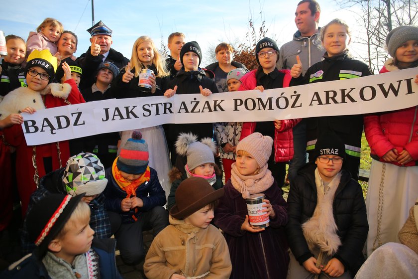 Strażacy pomagają koledze, który został ciężko ranny podczas akcji 