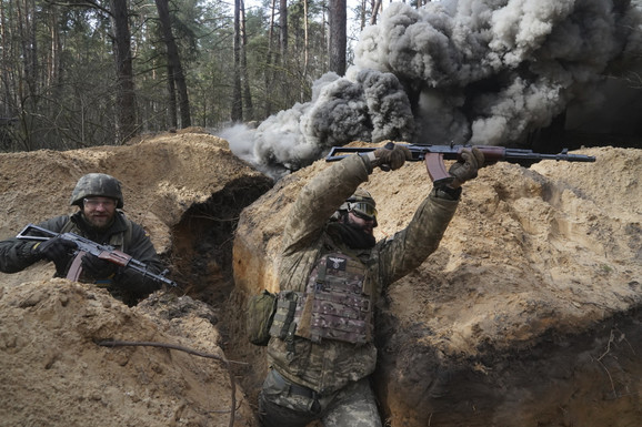 RUSI PROBILI GRANICU, UKRAJINA ŠALJE DODATNE SNAGE U HARKOV Zelenski: "Dočekali smo neprijatelja artiljerijskom vatrom"