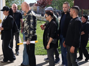 KOLONE KRNULE KA GROBLJU: Četrdeset dana od smrti Dragana Lazića, Kaća pognula glavu, MAJKA BRANKA NE PROGOVARA OD TUGE! (VIDEO)