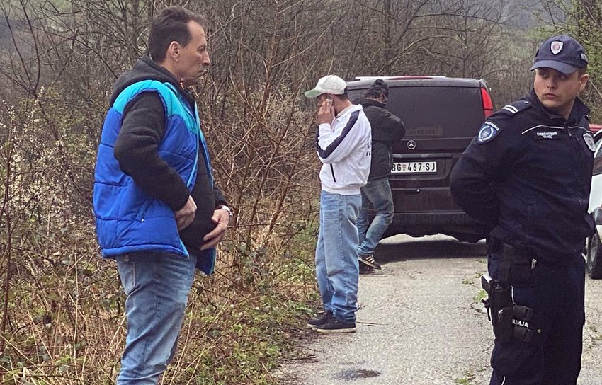 Na mestu ubistva je i brat ubijene devojčice (mladić u belom)