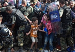 Koszmar na granicy z Macedonią. Policja kontra uchodźcy z dziećmi. ZDJĘCIA