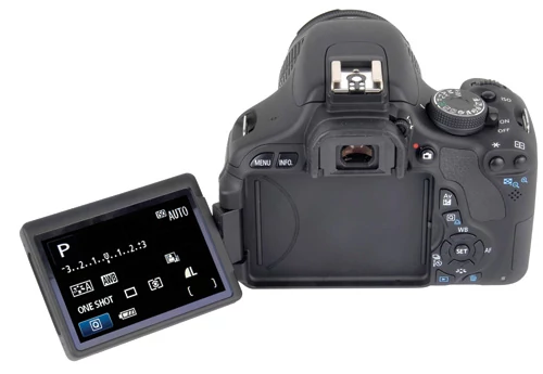 Canon EOS 60D jest najdroższym aparatem w zestawieniu, ma to kilka plusów. Przykładowo oferuje odchylany wyświetlacz LCD - rozwiązanie bardziej niż wygodne. Czy jednak warto przepłacać?