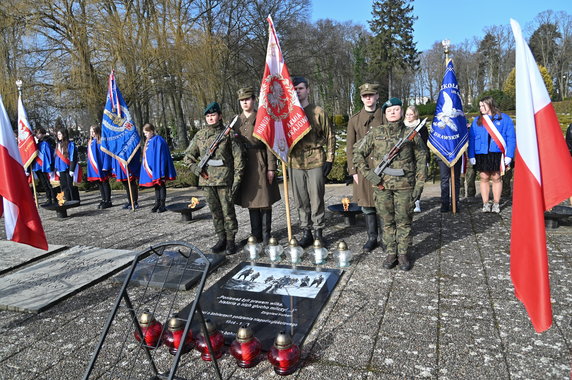 Żołnierze wojska polskiego na Cmentarzu wojennym w Drawsku Pomorskim