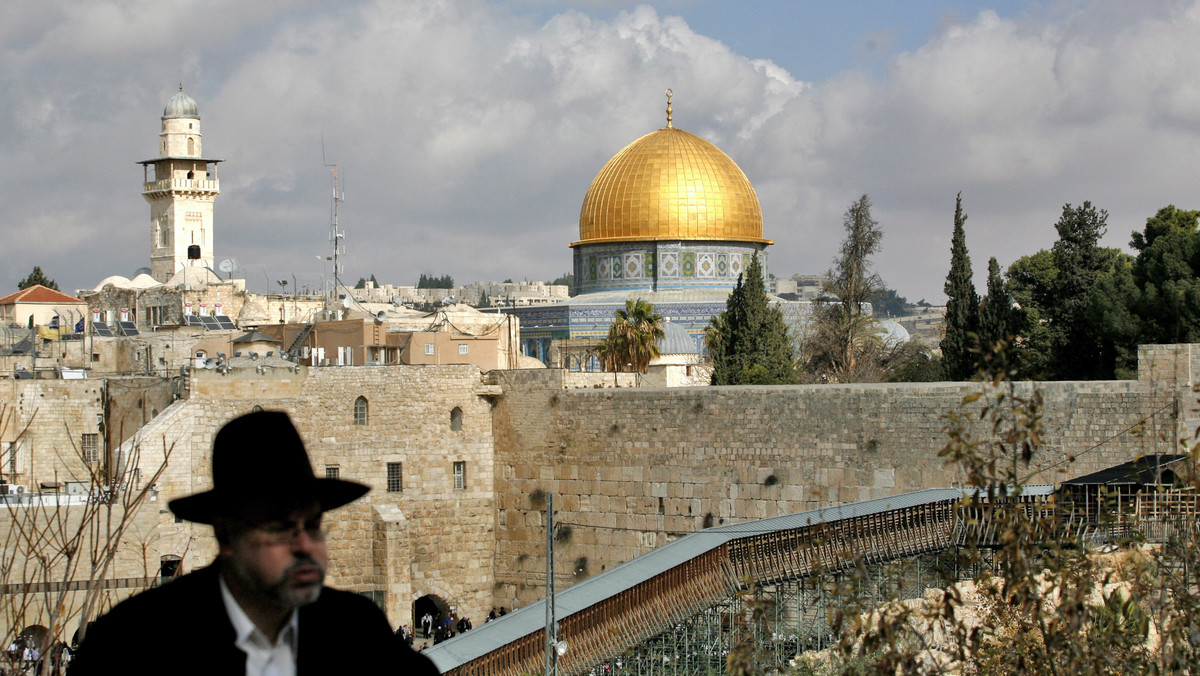 Drewniana rampa wiodąca spod Ściany Płaczu na Wzgórze Świątynne w Jerozolimie została dzisiaj zamknięta i ma być zburzona wbrew protestom muzułmanów. Władze Jerozolimy twierdzą, że jest łatwopalna i grozi też zawaleniem.