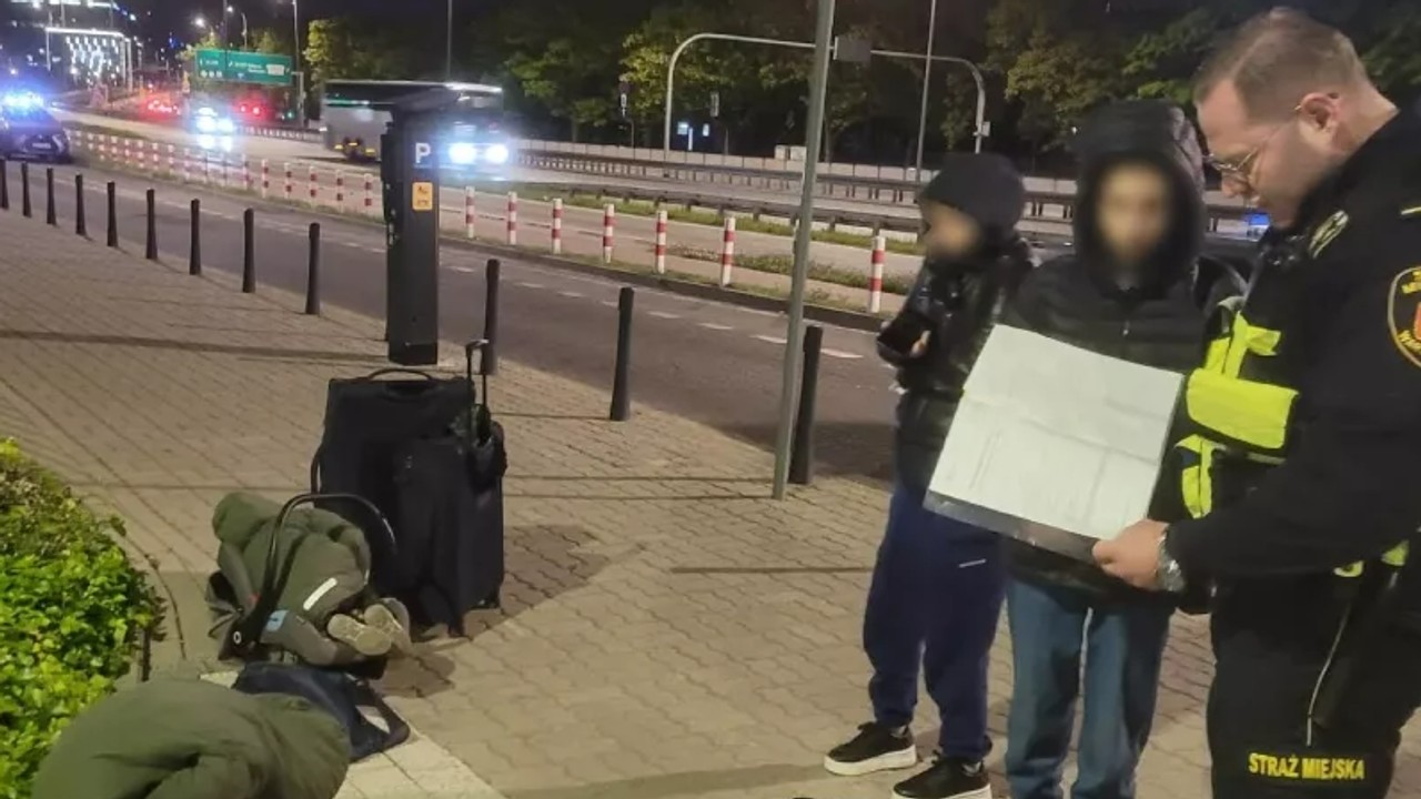 Ciężarna matka z dziećmi siedziała w nocy na ulicy. Wiemy, co się stało