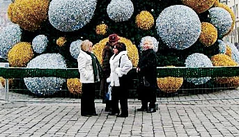 Znający się z internetu seniorzy spotykają się także na żywo. Na zdjęciu - spotkanie seniorek we Wrocławiu w grudniu 2008