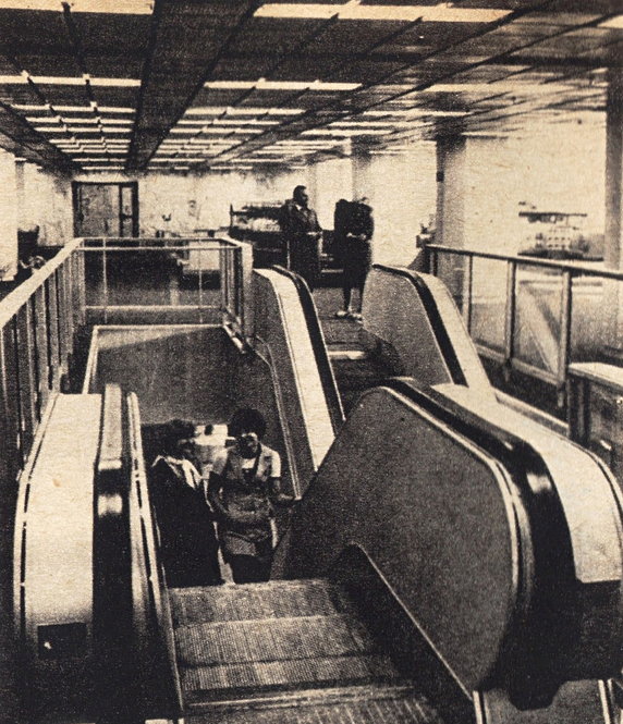 "Obecnie schodami ruchomymi można nie tylko wjechać na każde piętro, ale również zjechać w dół" - zdjęcie (skan) pochodzi z tygodnika Stolica nr 49 (1563) 04.12.1977