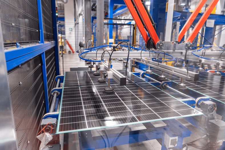 Produkcja modułów fotowoltaicznych we 3SUN Gigafactory na Sycylii