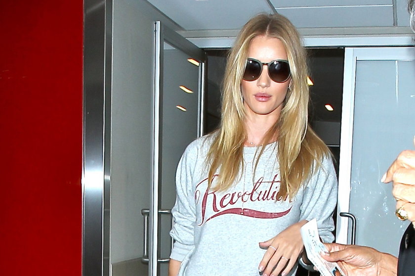 Rosie Huntington-Whiteley w szarej bluzie z nadrukiem