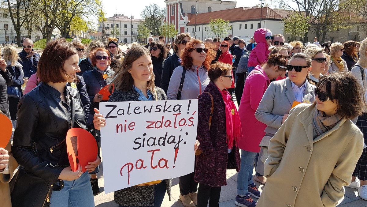 Kilkuset nauczycieli i wspierających ich uczniów wzięło udział w dzisiejszej manifestacji na placu Litewskim w Lublinie. Były to osoby, które nie mogły pojechać na protest, jaki odbył się przed Ministerstwem Edukacji Narodowej w Warszawie.