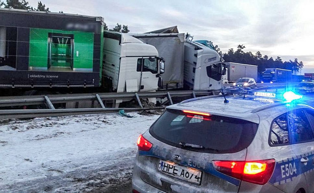 Karambol ciężarówek na drodze krajowej nr 18 w kierunku Wrocławia. WIDEO ku przestrodze