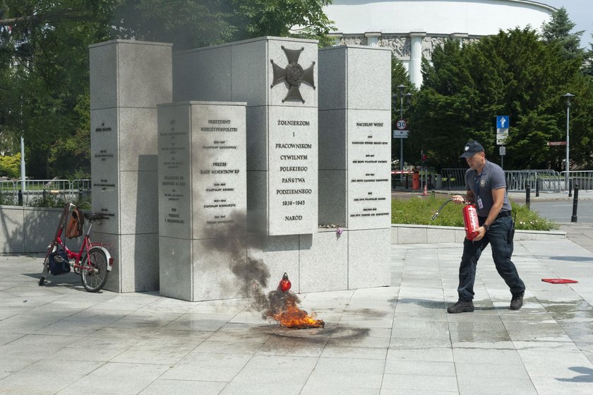 Mężczyzna podpalił się przed Sejmem. Nowe fakty