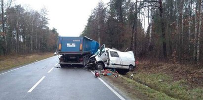 Tragiczny wypadek w Suchowoli. Pasażer renault nie przeżył zderzenia z tirem