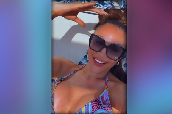 CECA RAŽNATOVIĆ IZGLEDA KAO SVEMIRSKI BROD U EGZOTIČNOM BIKINIJU Snima se u Španiji i pije pivo: Srušila mreže atraktivnim kadrovima (Video)