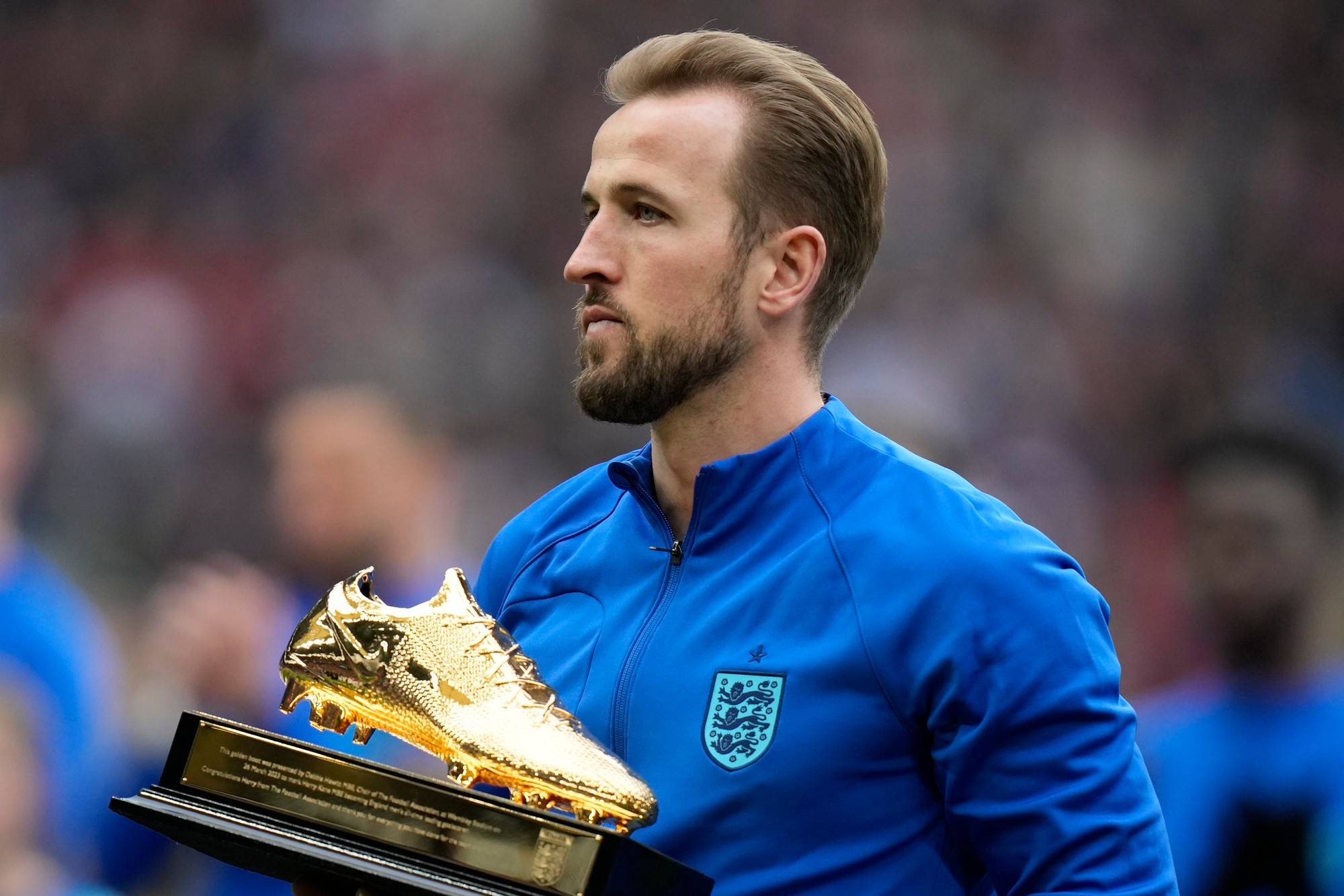 Anglický futbalista Harry Kane sa stal oficiálne novou posilou Bayernu Mníchov.