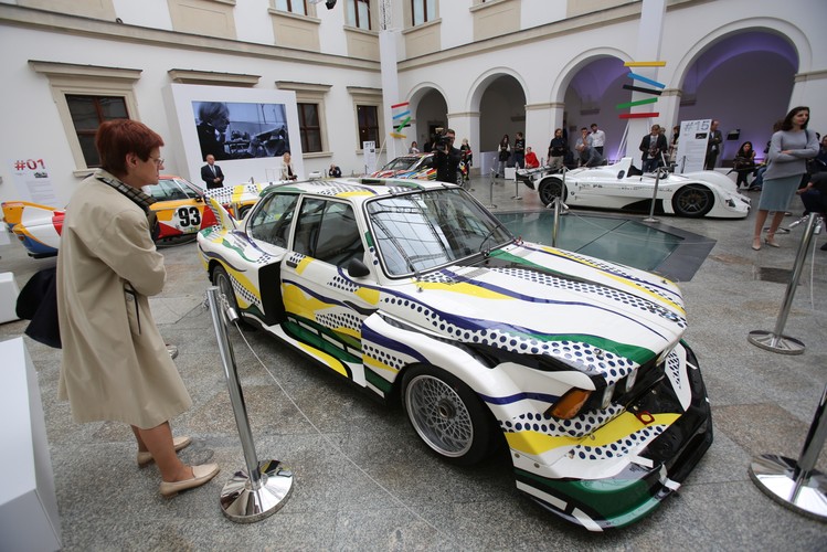 Model BMW 320i, autorstwa Roya Lichtensteina z 1977 r. 
<br>*silnik rzędowy, 4-cylindrowy
<br>*4 zawory na cylinder
<br>*2 górne wałki rozrządu
<br>*pojemność skokowa: 2000 cm3
<br>*maksymalna moc: 300 KM
<br>*maksymalna prędkość: 257 km/h
<br> <br> (zuz) PAP/Leszek Szymański