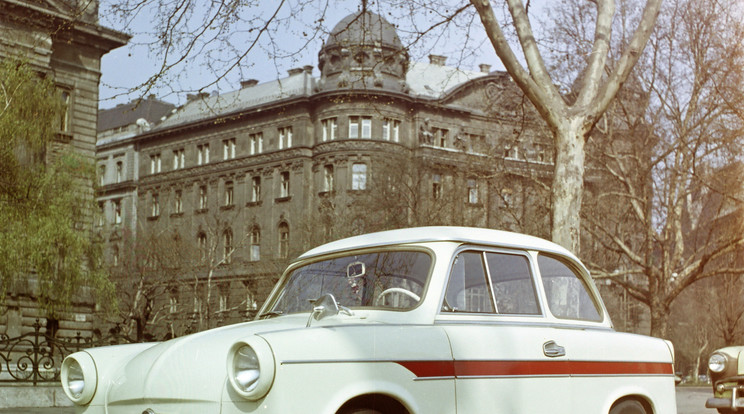 1965 Trabant 600-as a Budapesten, a Szabadság téren / Fotó: Fortepan / Bauer Sándor