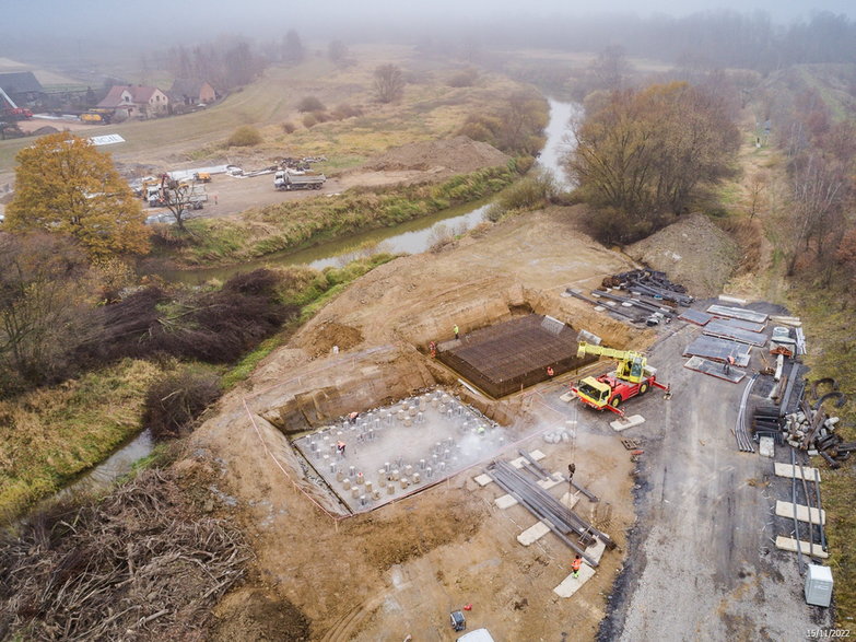 Budowa drogi ekspresowej S-1 - odcinek węzeł Oświęcim - Dankowice - zdjęcia z drona - 15.11.2022 - autor: GDDKiA