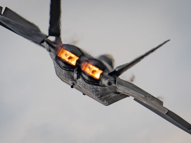 Major sił powietrznych USA Josh Gunderson, dowódca zespołu demonstracyjnego F-22, wykonuje pokaz taktyczny podczas Oregon International Airshow 31 lipca 2021 r., wykorzystując dysze wektorowania ciągu odrzutowca, aby szybko obrócić samolot.