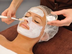 Wiosenne złuszczanie: dlaczego warto zafundować skórze peeling chemiczny