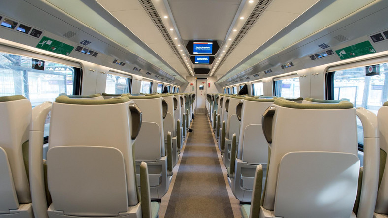 Strefa Ciszy to wydzielony obszar w pociągu, przeznaczony dla podróżnych potrzebujących ciszy oraz szanujących to, że inni również chcą podróżować w spokoju - mówi Agnieszka Serbeńska, rzecznik prasowy PKP Intercity. "Siódmym" wagonem Pendolino podróżowało już prawie milion pasażerów.