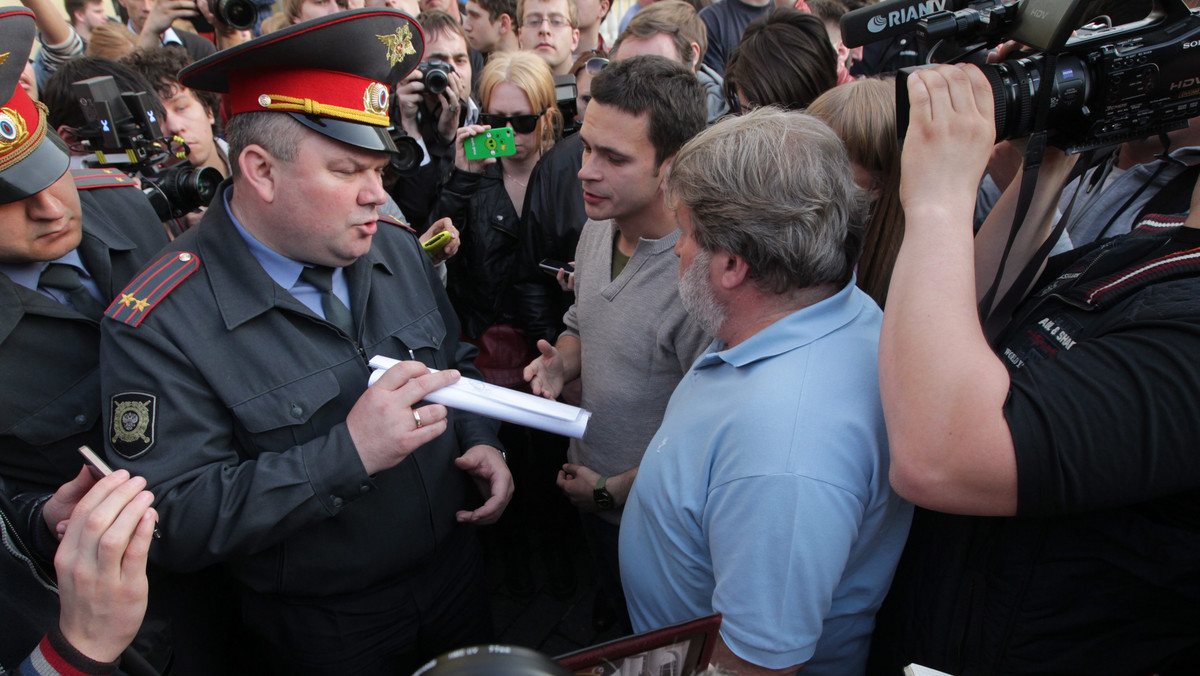 Moskiewski sąd nakazał policji, aby do godziny 12 w środę rozpędziła demonstrujących w parku przeciwko powrotowi prezydenta Władimira Putina do władzy. Demonstranci siedzą w parku na Czystych Prudach, grając na gitarach i dyskutując.