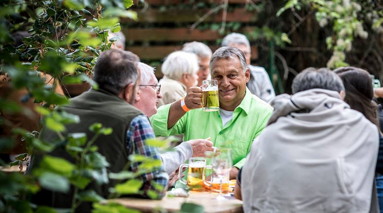 Orbán Viktor sörrel öblítette le a lakomát