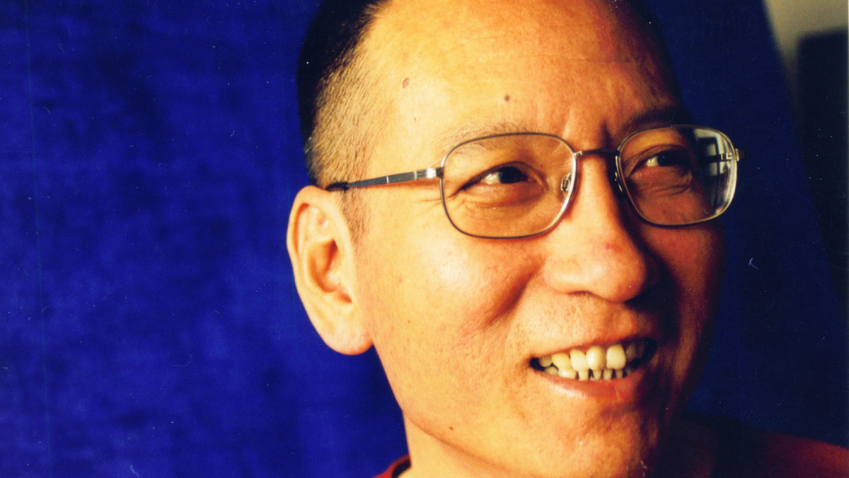 Tegorocznym laureatem Pokojowej Nagrody Nobla został Liu Xiaobo, chiński pisarz i literaturoznawca, dysydent, były profesor Beijing Normal University. Xiaobo, który obecnie przebywa w więzieniu, został nagrodzony "za walkę bez przemocy na rzecz podstawowych praw w Chinach". - Nagroda Nobla wreszcie wraca do siebie. Rok temu był eksces. Prezydent USA Barack Obama dostał pokojową Nagrodę Nobla już na początku swej kadencji - komentował na gorąco w TVN 24 publicysta Andrzej Jonas.