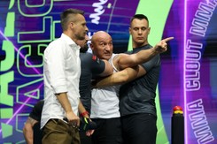 Najman rzucił w rywala... mandarynkami. Potem dostał od niego w głowę [WIDEO]