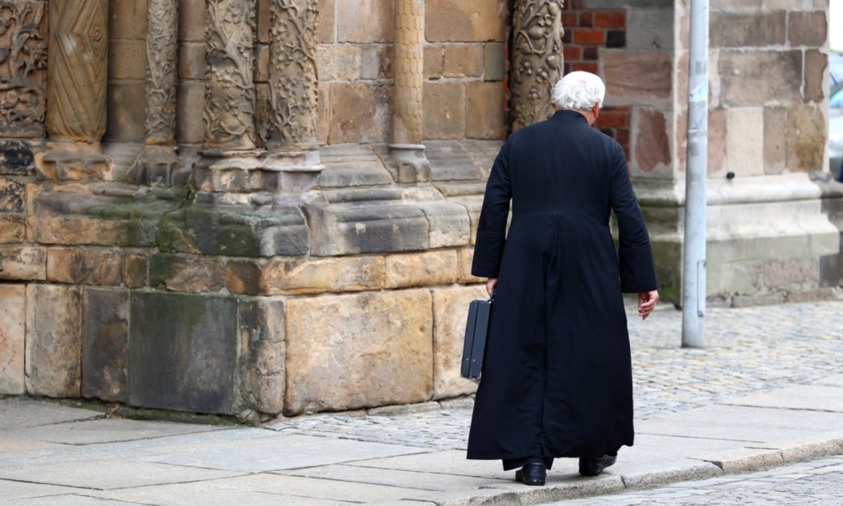 Czy do księdza można mówić "proszę pana"? Ekspertka wyjaśnia