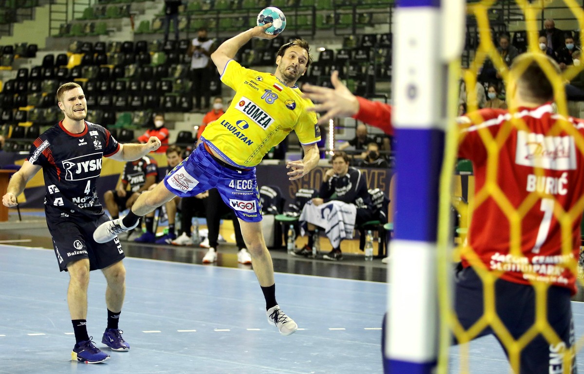 Zawodnik Łomży Vive Kielce Igor Karacic (C) oraz Johannes Golla (L) i Benjamin Buric (P) z SG Flensburg-Handewitt podczas meczu grupy A Ligi Mistrzów piłkarzy ręcznych