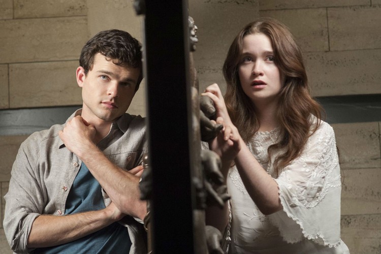 Alden Ehrenreich i Alice Englert w filmie 'Piękne istoty'