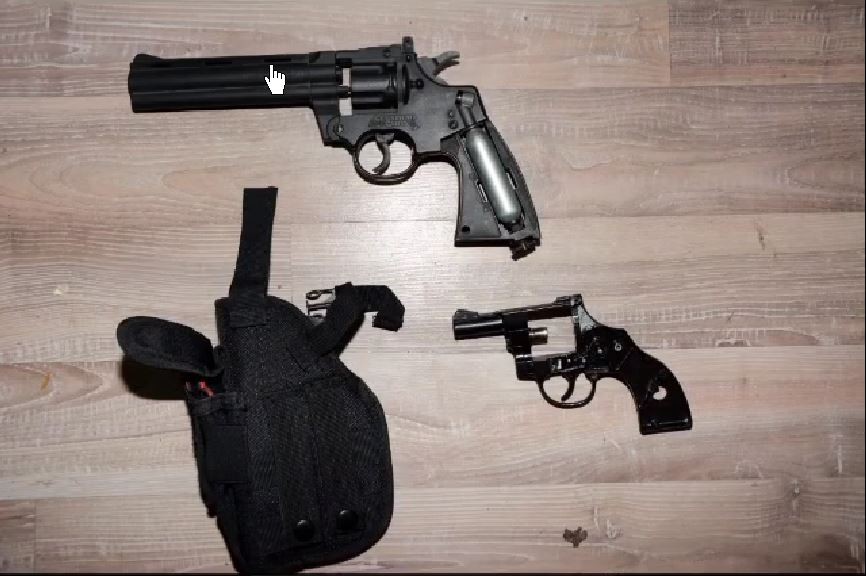 V rámci bytových prehliadok zaistili policajti okrem iného aj mobilné telefóny so SIM kartami, erotickú bielizeň a pomôcky, zápisník s menami žien či finančnú hotovosť vo výške približne 17 000 eur. 
