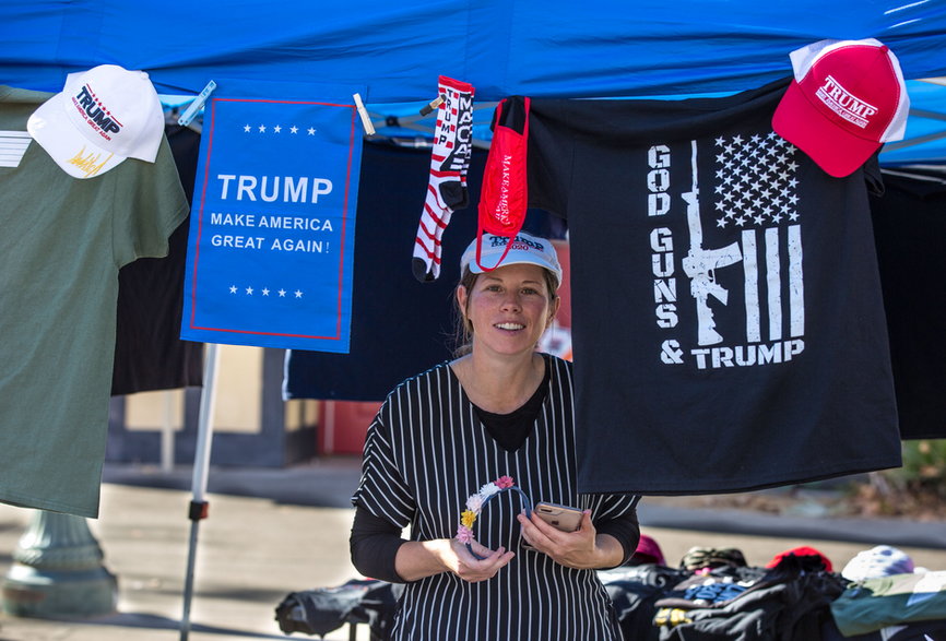 Zwolenniczka Donalda Trumpa sprzedaje kampanijne gadżety. 2 listopada 2020 r., Solvang w stanie Kalifornia