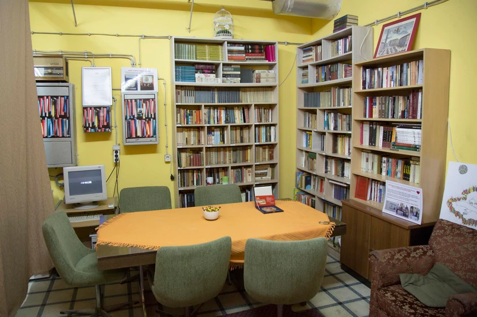 Biblioteka sa 1.200 naslova