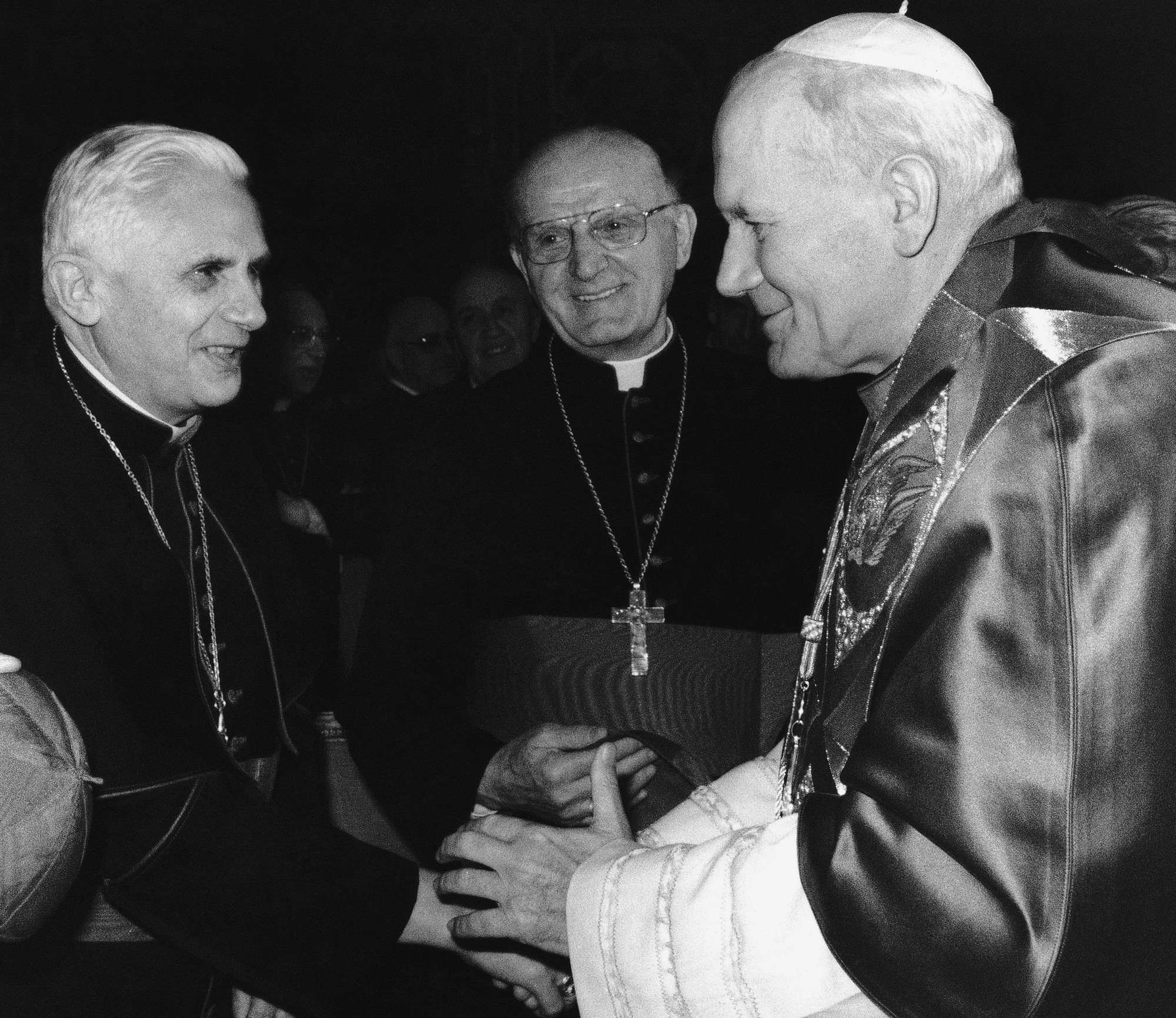 Pápež Benedikt XVI. so svojím predchodcom Jánom Pavlom II.