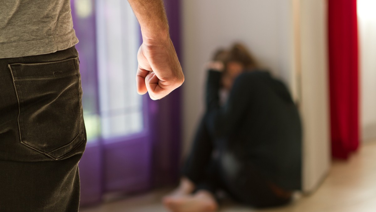 Portugalski sąd orzekł, że mężczyzna odpowiedzialny za brutalne pobicie swojej byłej żony nie trafi do więzienia. W wyroku uzasadniono, że kobieta "przyniosła mu dyshonor" dopuszczając się zdrady małżeńskiej. O sprawie czytamy na stronie CNN.