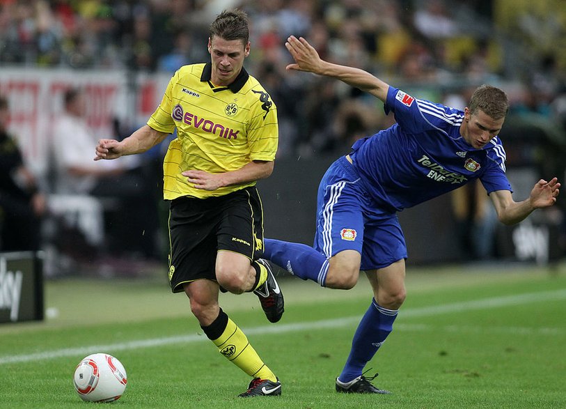 Łukasz Piszczek w swoim pierwszym meczu Bundesligi w barwach Borussii Dortmund 22 sierpnia 2010 roku (z prawej Lars Bender z Bayeru Leverkusen)