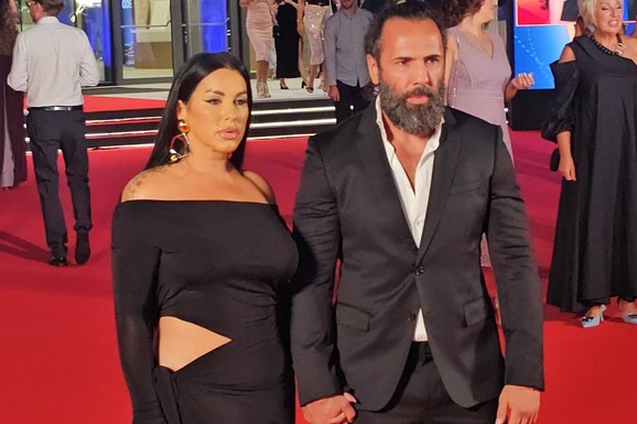 SINOVI SEKE ALEKSIĆ I VELJKA OSVOJILI MEDALJE Ponosni roditelji poziraju sa Jakovom i Jovanom i slave veliki uspeh mališana: Čestitke pljušte samo tako