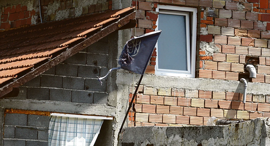 Crne zastave na kućama