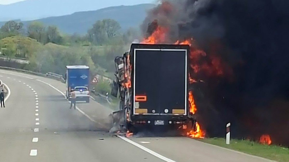 Gori kamion kod Aleksinca