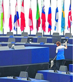 Gilotyna spadnie na pensje eurokratów