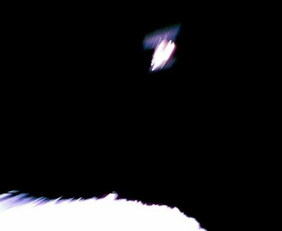 Hayabusa2 widziany z jednego z łazików opadających na powierzchnię Ryugu