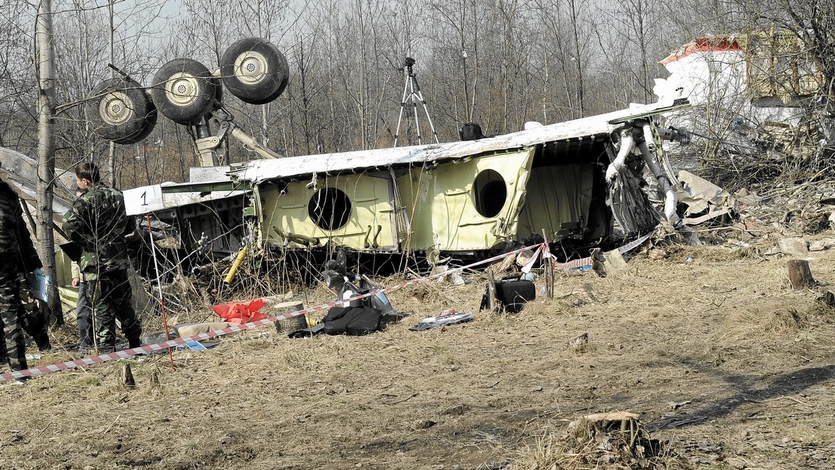 Tu-154M musiał stracić dodatkowy fragment, a nie tylko końcówkę skrzydła - uważa ekspert zespołu parlamentarnego ds. katastrofy smoleńskiej Glenn Jorgensen z Duńskiego Uniwersytetu Technicznego. Argumentował, że potwierdza to układ szczątków samolotu.