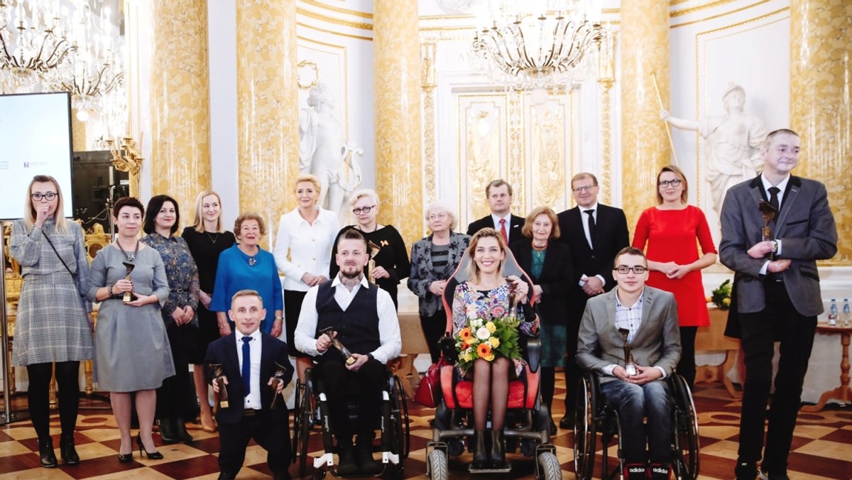 Zwycięzcą 16. Konkursu "Człowiek bez barier", organizowanego przez Stowarzyszenie Przyjaciół Integracji, został Przemysław Sobieszczuk. Gala wręczenia nagród odbyła się 3 grudnia 2018 r., w Międzynarodowym Dniu Osób Niepełnosprawnych. Konkurs honorowym patronatem objęła Małżonka Prezydenta RP Agata Kornhauser-Duda, która zaszczyciła Integrację i laureatów swoją obecnością. Jury przyznało pośmiertnie Nagrodę Specjalną Piotrowi Pawłowskiemu, twórcy Konkursu. Podczas uroczystości założyciel i wieloletni prezesa Integracji został pośmiertnie odznaczony Krzyżem Oficerskim Orderu Odrodzenia Polski.