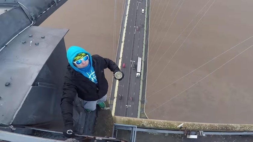 Polak na moście Humber Bridge w Wielkiej Brytanii