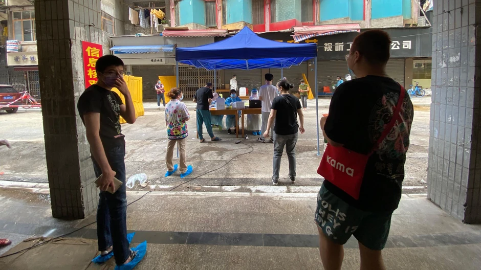 Stanovnici Vuhana, kao i mnogi drugi širom Kine kasnije, morali su da prolaze kroz rutinsko kovid testiranje. Negativan test bio je uslov za ulazak u prodavnice, restorane i javni prevoz | Foto: Tristan Liu