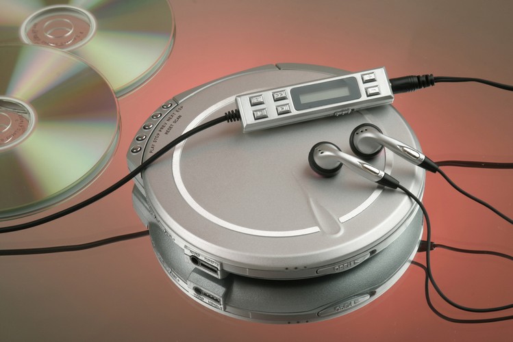 <b>Discman (1984)</b>
<br><br>
Tak jak płyta kompaktowa z czasem wyparła z rynku kasetę magnetofonową, tak również Walkman musiał ustąpić miejsca swojemu cyfrowemu rywalowi. Po raz kolejny pierwsze i ostatnie słowo należało tu do Japończyków z Sony. Największym problemem Discmanów było 