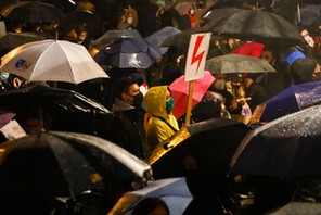 Kolejny dzień protestów po ogłoszeniu decyzji Trybunału Konstytucyjnego podległemu PiS, Kraków, 30 października 2020 r.