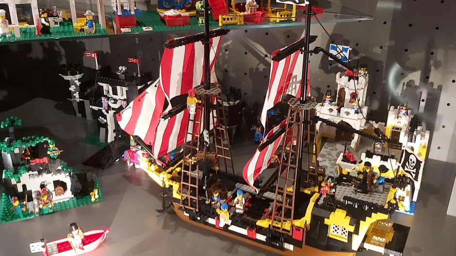 Piratski brod u Lego muzeju u Bilundu, u Danskoj | Foto: BBC